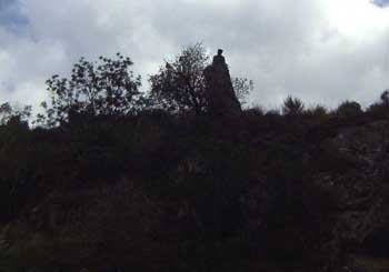 Último cabrero de la zona viendo pasar el barco desde la piedra en lo alto de la montaña.