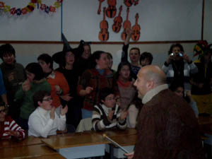 Las chicas cantan y bailan en el momento de su turno