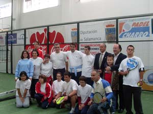 Jóvenes de la escuela de padel del Club AVIVA