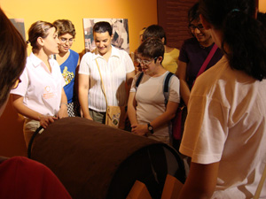 Grupo de jóvenes atentos a las explicaciones de la Guía.