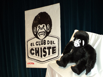 Cartel y mascota del club del chiste.