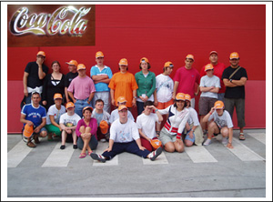 Foto de grupo en la puerta de la Fabrica embotelladora de Coca-cola