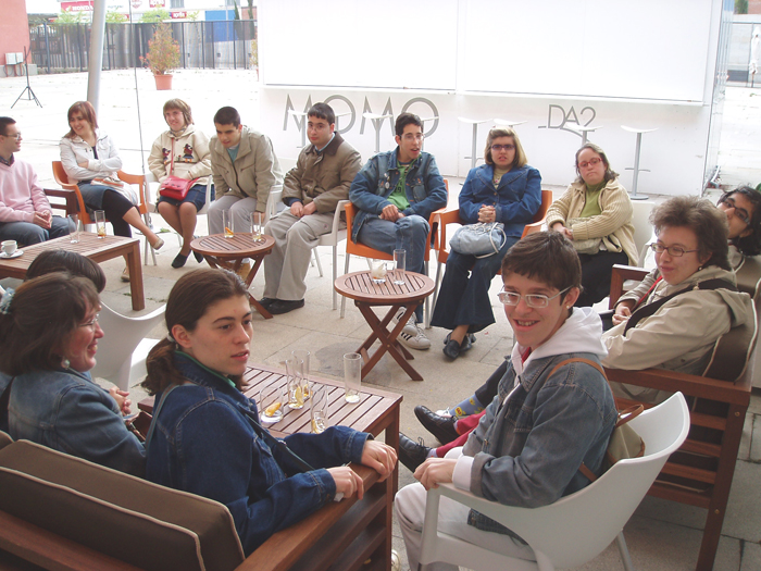 Jóvenes de AVIVA tomando un refresco en la Terraza de Momo DA2