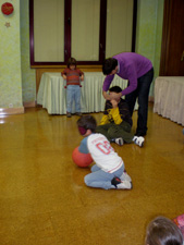 Técnicos de AVIVA ayudan a ponerse en situación a los niños para los juegos.