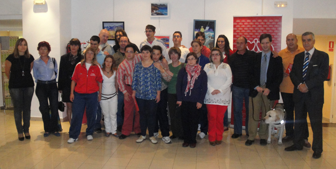 Foto de familia de artistas y autoridades en el momento de la inauguración.