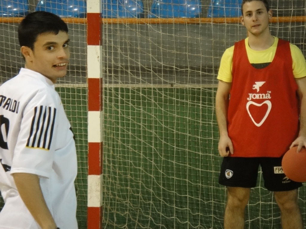 Deportistas practicando fútbol sala