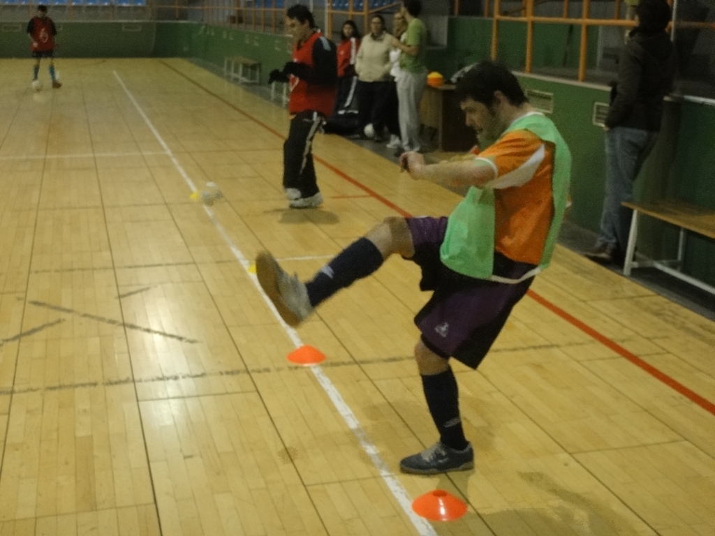 Deportistas practicando fútbol sala