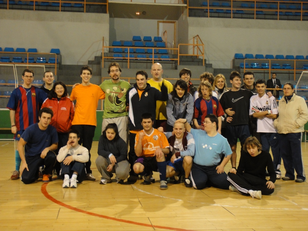 Deportistas practicando fútbol sala