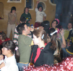 Los jóvenes de AVIVA bailan en la fiesta de carnaval