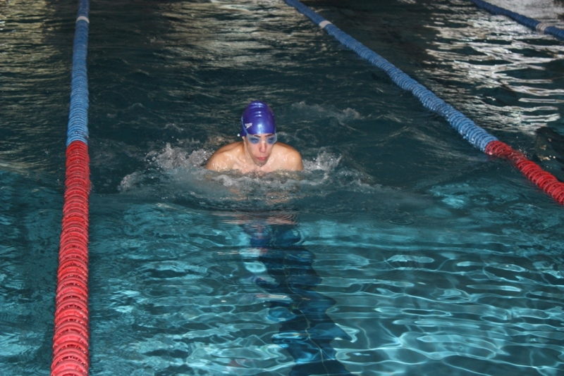 Deportista nadando braza