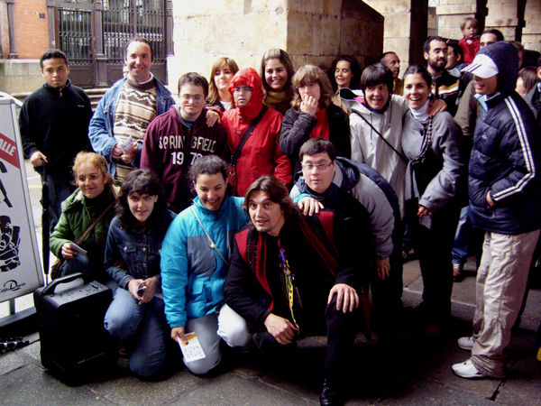 Jean Philippe, el mago frances posa junto a los jóvenes de AVIVA en los soportales de la plaza mayor.