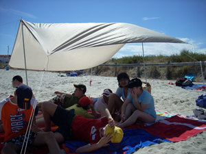 En la Playa de Baltar, descansando de los juegos bajo el tenderete.