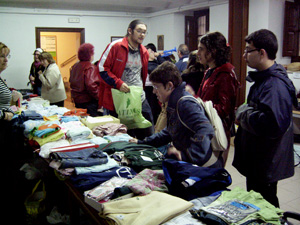 Jovenes de AVIVA viendo los productos del Rastrillo de Hijos del Maiz