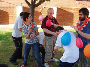 Jóvenes realizando una prueba consistente en explotar globos sin tocarlos con las manos