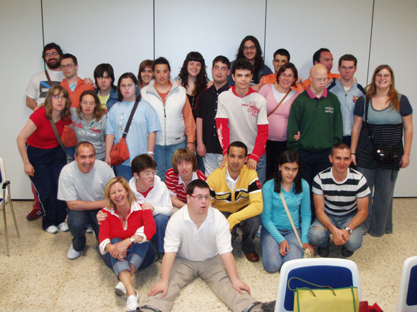 Foto final del grupo que asistió al taller de alimentación