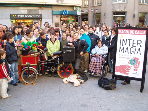 Grupo de jóvenes de AVIVA posan con el mago en la Plaza del Liceo.