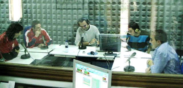 Vista de la cabina con los protagonistas del programa