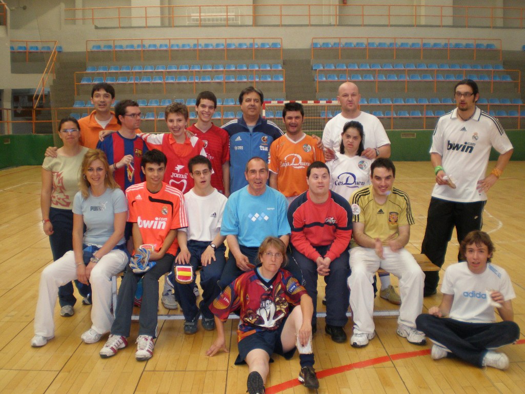 Equipo de eportistas de futbol sala con Arsenio Pascual