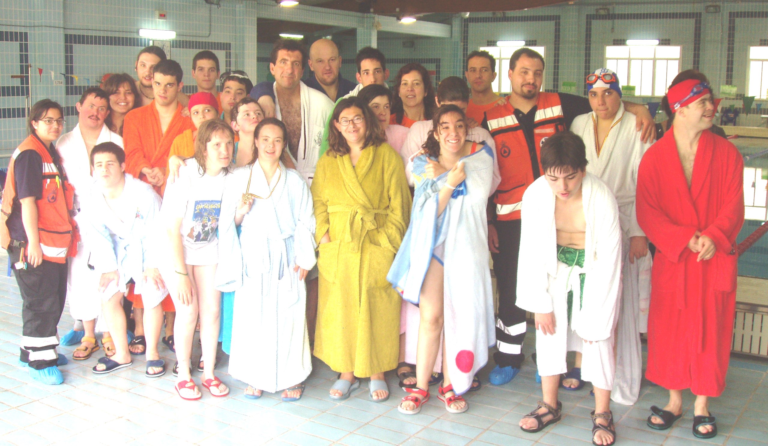 Grupo de deportistas de natacion, voluntarios y protección civil