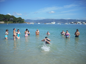 Momento de baño, y aunque el agua estaba fría, hay tenemos a un grupo de valientes.