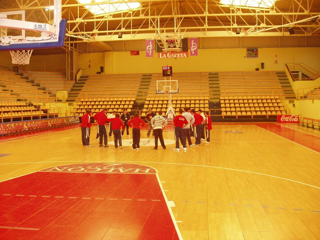 Estiramiento previos en una tarde dedicada al baloncesto