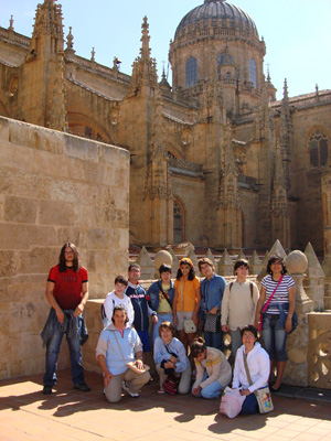 Grupo de jóvenes en su visita al Ierónimus de la Catedral de Salamanca.
