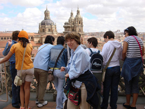 Grupo de Jóvenes admirando la ciudad desde lo alto de la Catedral