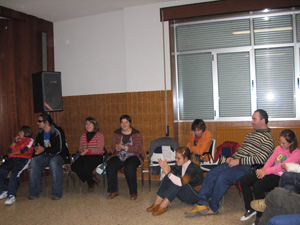 Foto de los participantes situados en la parte izquierda del círculo