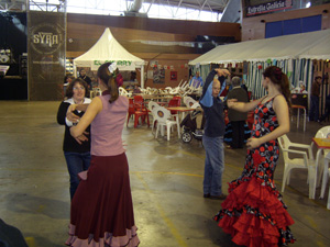 Participantes bailando sevillanas