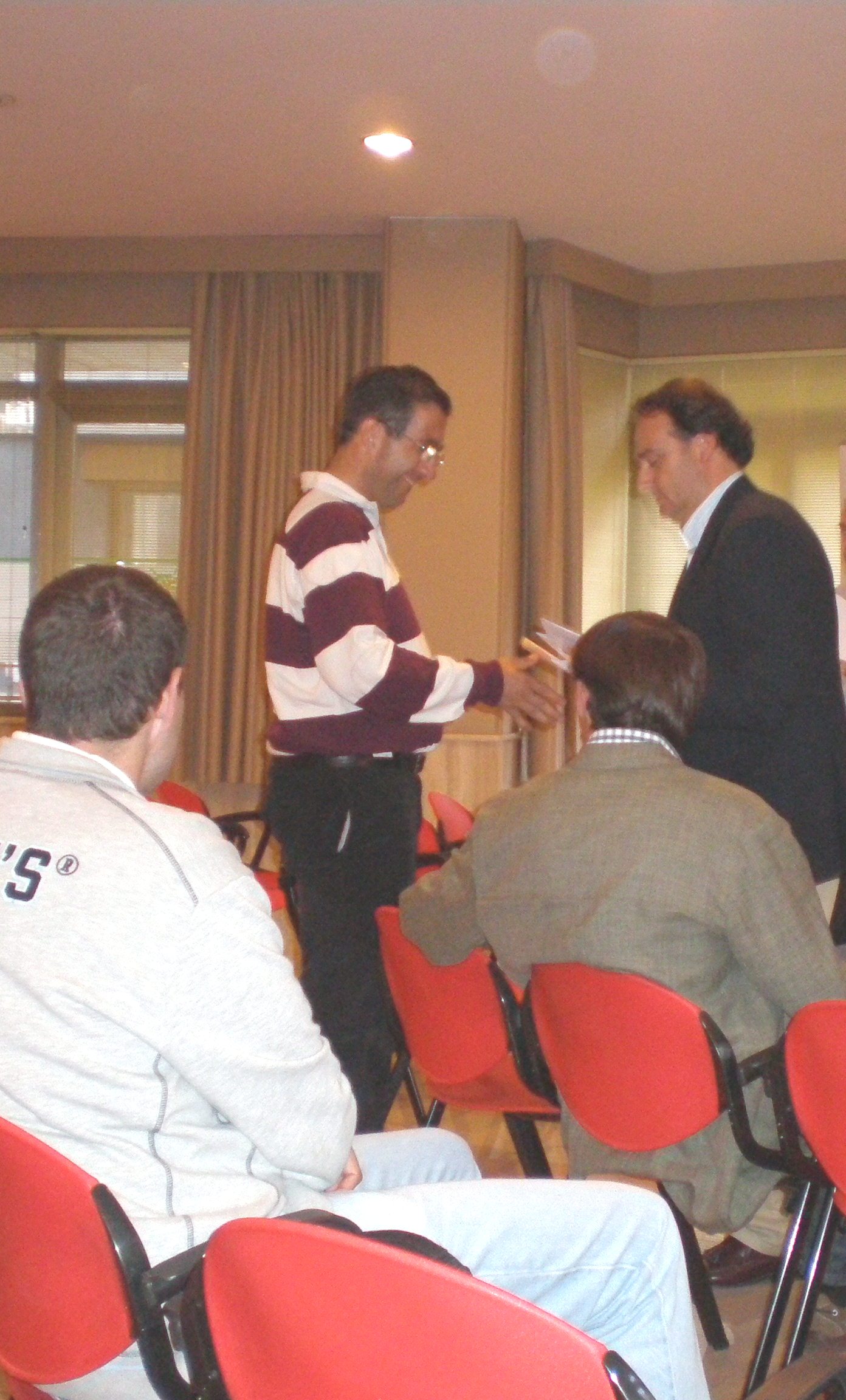 Josema recibe su diploma de manos del Concejal de Deportes Jorge Recio