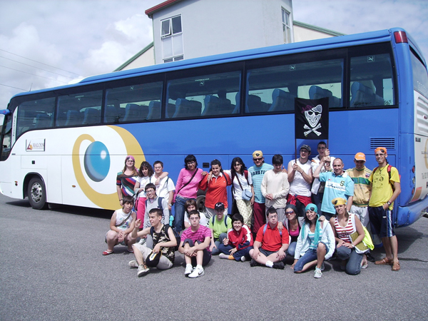 Foto de los jóvenes a la llegada a la Academia de Piratas.