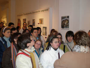 Jóvenes de AVIVA en uno de los momentos de la visita.