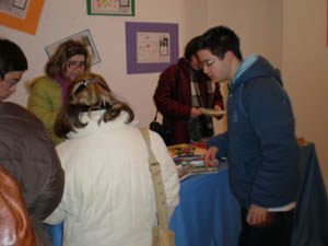 Jóvenes viendo los cuentos de la exposición.