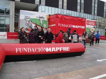 Jóvenes esperando su turno para conducir.