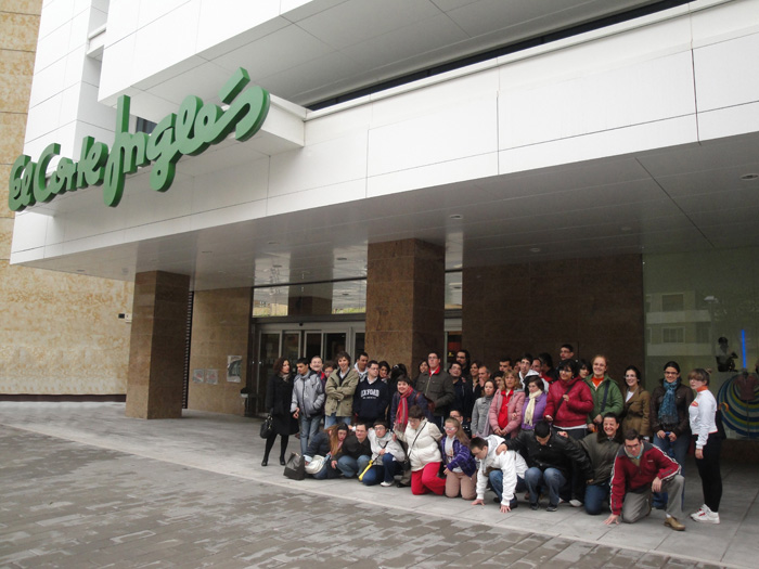 Foto de grupo a la llegada al Corte Inglés.