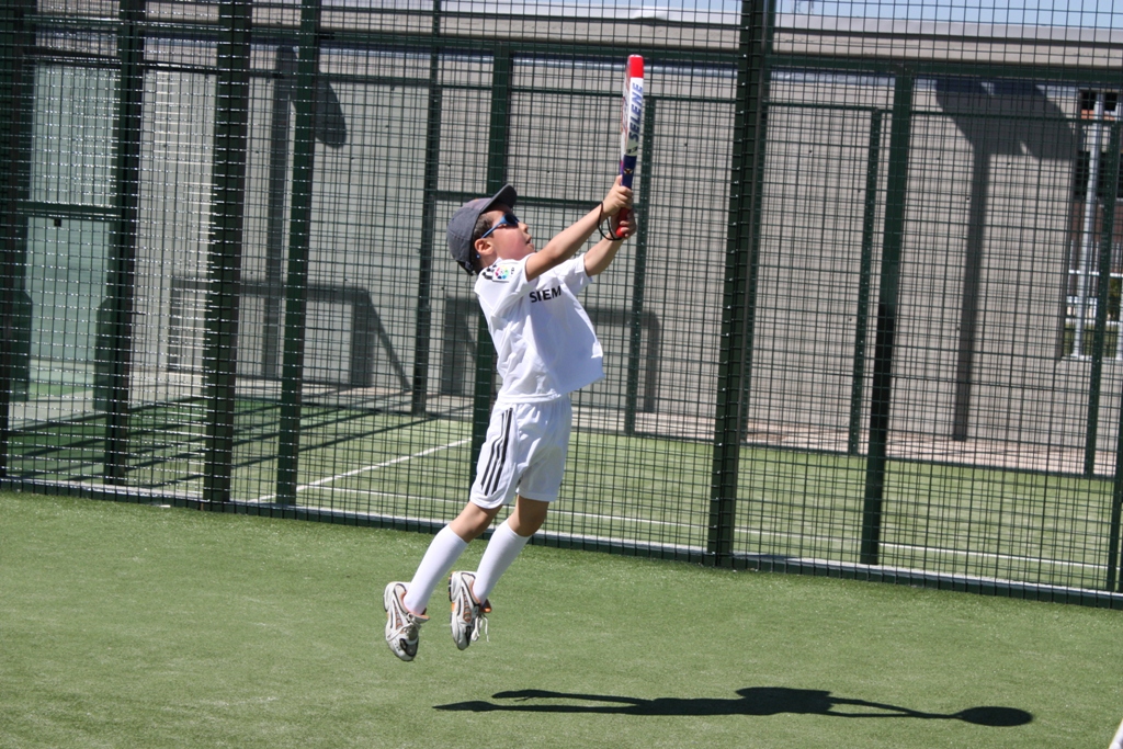 Deportista jugando al padel