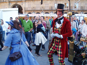 Momento de la actuación de la marioneta humana del día de la inauguración de la Feria