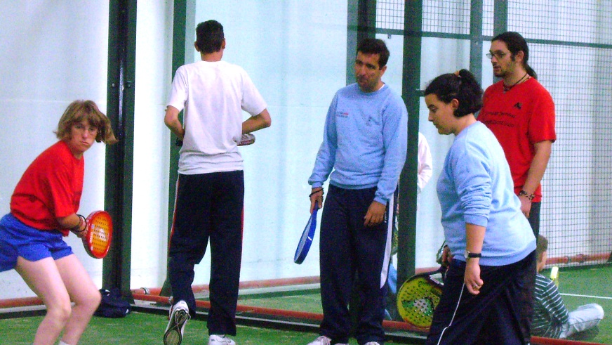 Marisa y otros alumnos en clases de padel