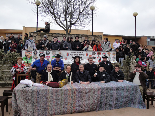 Foto de familia de los invitados a la Matanza típica por parte de los organizadores.