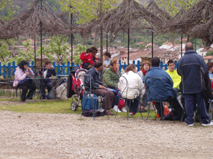 Grupo de participantes comiendo y descansando en el mirador del Museo de la moto.