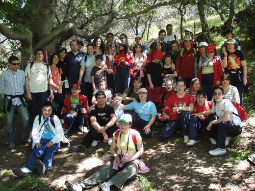 Foto de familia junto al "Árbol singular".