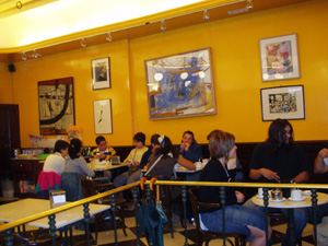 Grupo de jóvenes charlando en la cafetería Novelty de la Plaza Mayor.