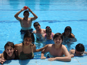 Grupo en la piscina.