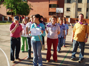 Uno de los grupos participantes siguiendo el plano que lleva la capitana en la mano