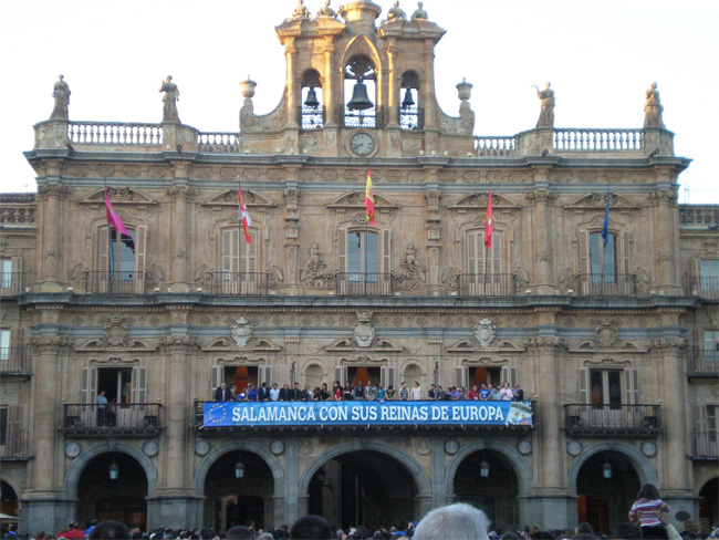 Panorámicas de las campeonas en el balcón del Ayuntamiento.