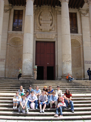 Grupo de jóvenes en las escaleras de la plaza de Anaya
