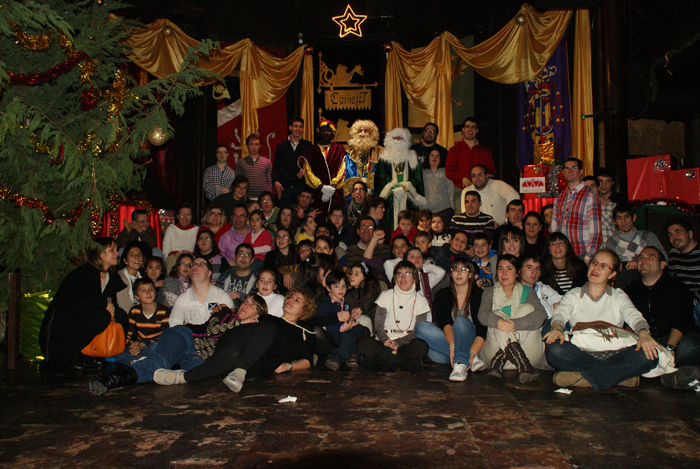 Foto de Familia de los asistentes a la fiesta privada con los emisarios de los Magos.