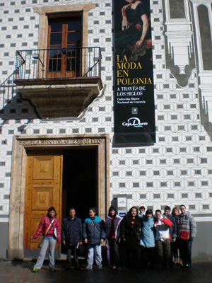 Participantes del grupo rojo en la puerta de entrada a la exposición