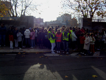 Momento de la Salida a la puerta del colegio Marista