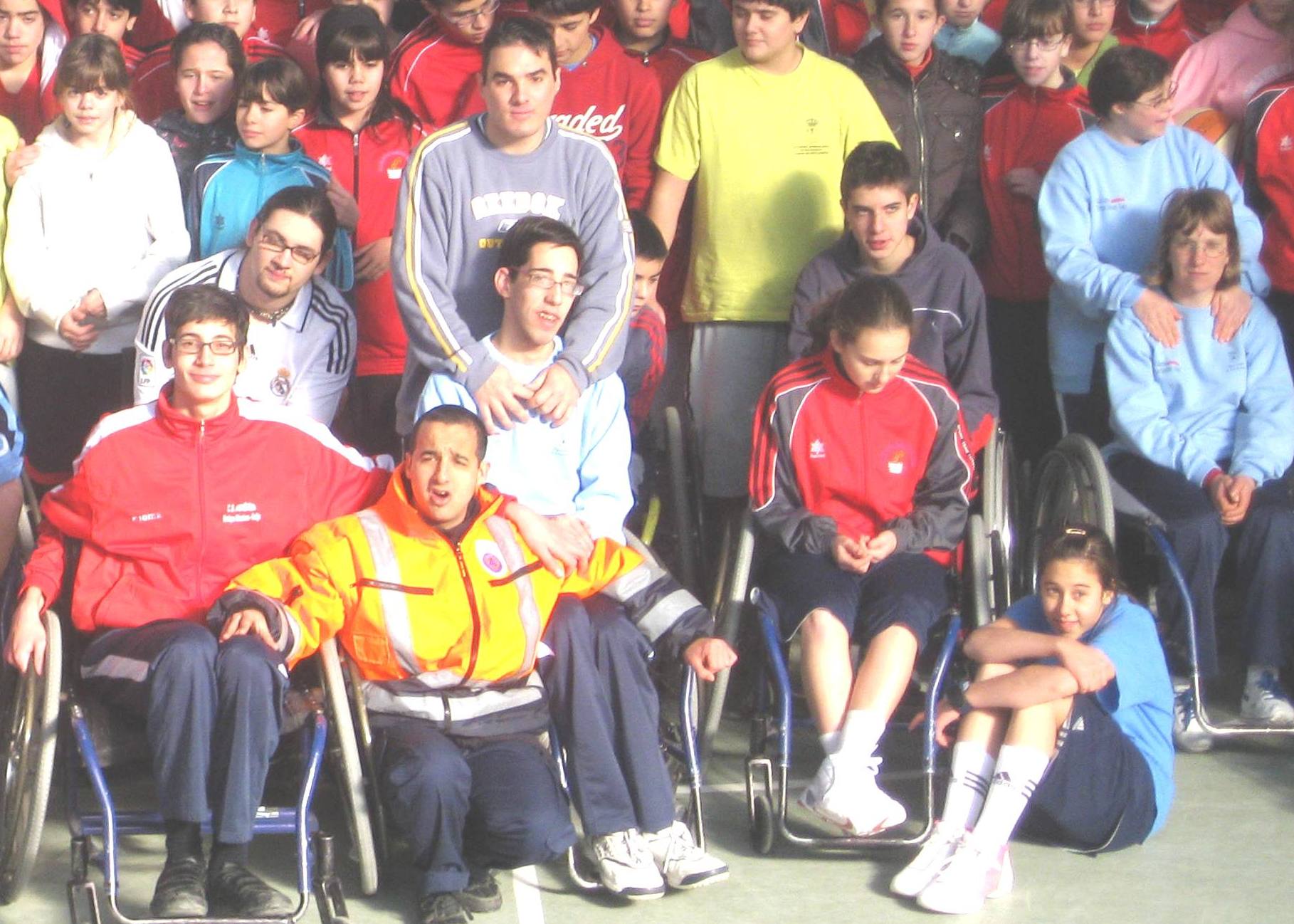 foto en la que se destaca a los deportistas de Aviva junto a otros niños y niñas del club baloncesto santa marta